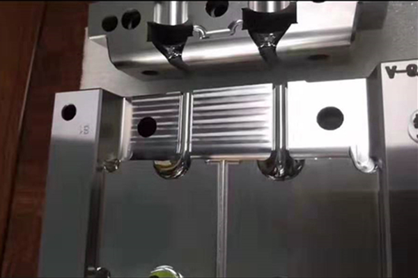 深圳藍牙耳機模具哪家好？博騰納出品耳機有分模線但你看不見！